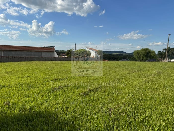 Terreno 1.000 m² com Vista ao Condomínio — Próximo à Portaria