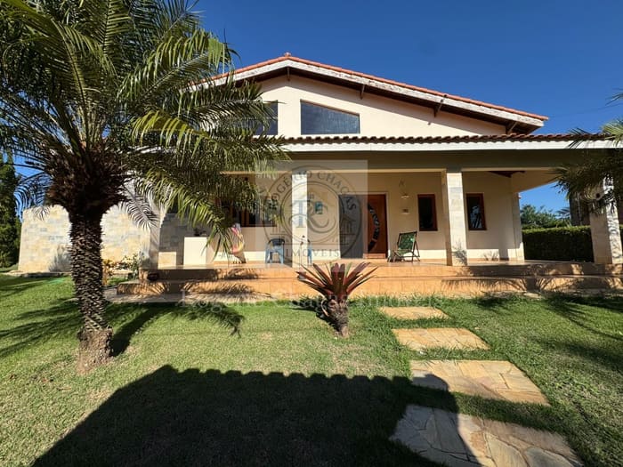 Chácara 2.300 m² com Pé Direito Duplo e Mezanino — km 157 Castelo Branco