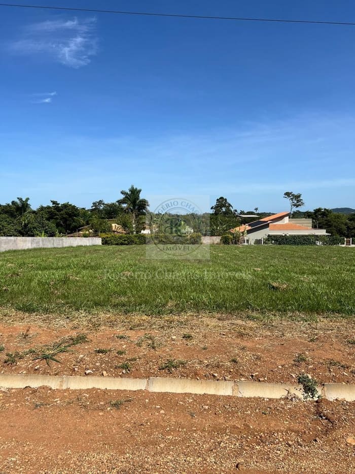 Terreno 1.000 m² Plano com Cerca Viva — Residencial Fazenda Victória