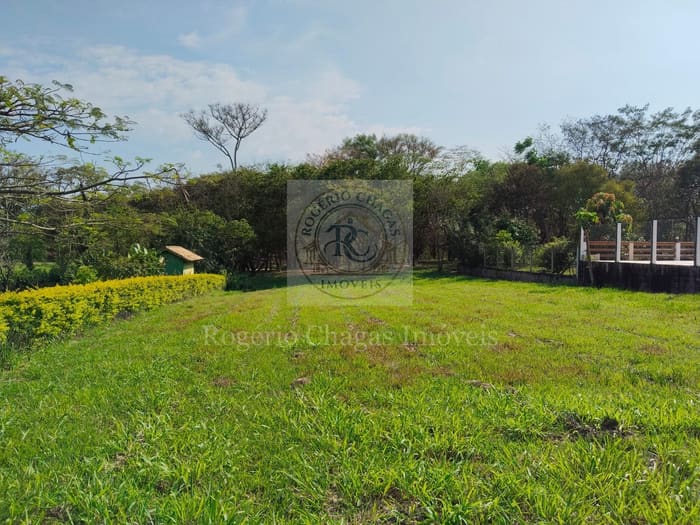 Terreno 1.000 m² Plano com Fundos para Bosque e Lago — Residencial Fazenda Victória