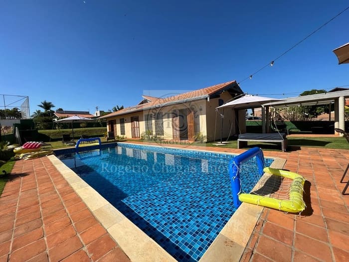 Casa Térrea 3 Suítes Mobiliada com Piscina e Jardim — Fazenda Victória